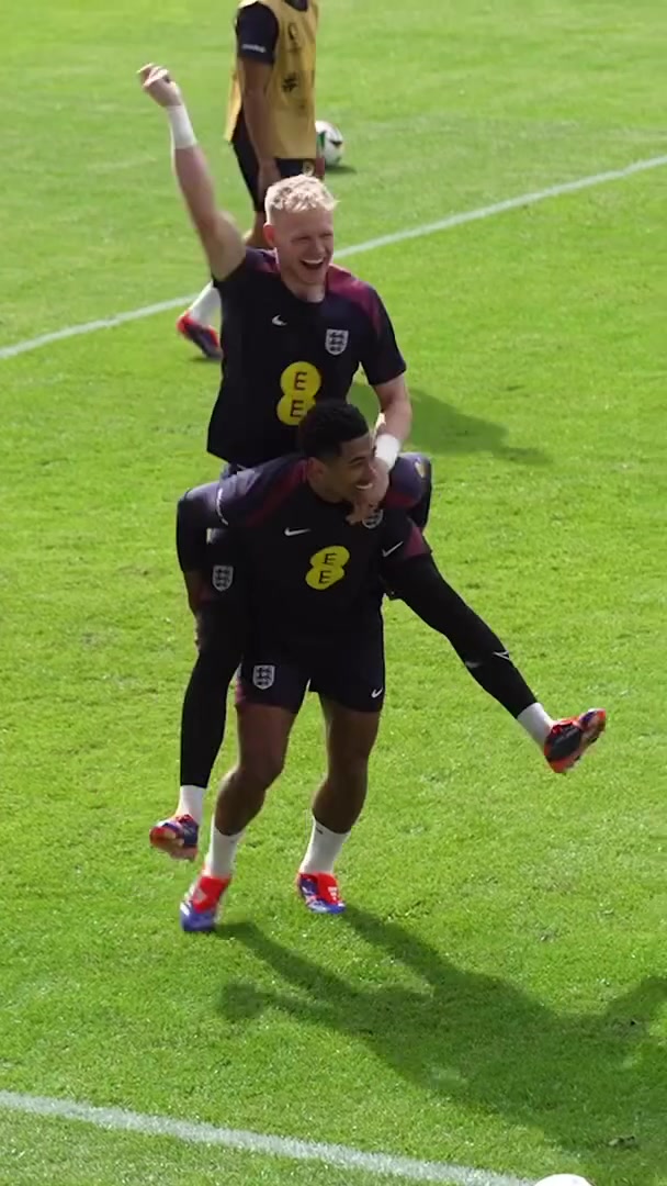 贝林在英格兰队训练中，打入一粒轻巧的脚后跟进球